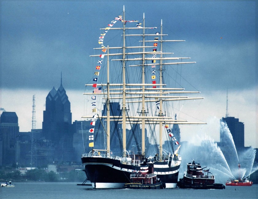 2017-09-08 Moshulu and tugs 001